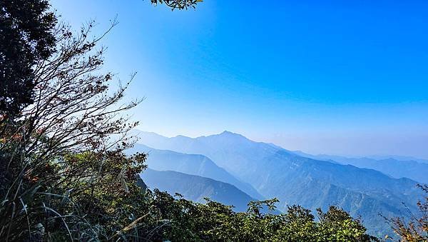 【鵝公髻山雲霧步道】千年血藤、三心瀑布群、神木與酋長岩的奇幻