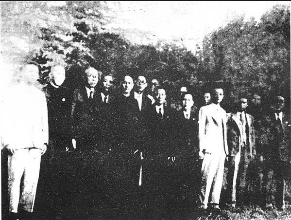 臺灣光復致敬團丘念臺定名為「感恩團」成立於1946年8月，乃