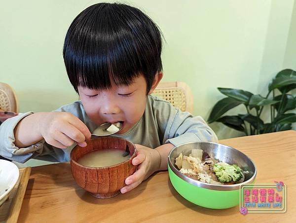 桃園青埔美食：青塘小橡，日式定食與下午茶推薦，馬鈴薯燉牛肉定食好好吃，肉桂捲必點，下午茶親子友善餐廳！(含菜單價格分享)-14.jpg