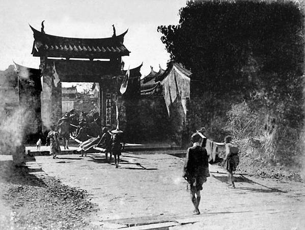1890s年清朝廣州三品官全家在美國合照，氣勢十足+看不清他