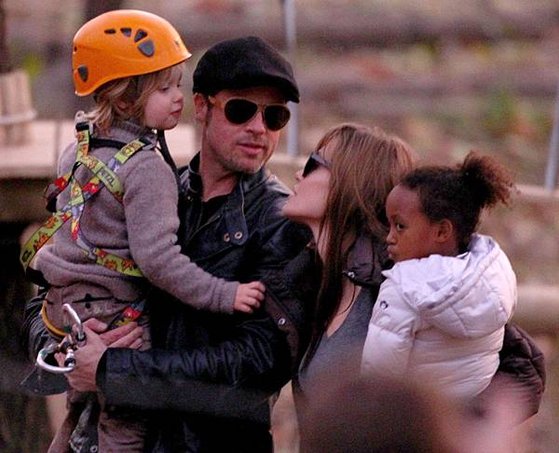 fp_6007841_bea_jolie_pitt_park_110510