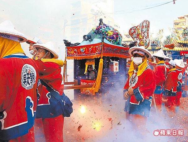 北港迎媽祖炸轎已有百年，信徒認為「放越多越旺」，雲林北港朝天