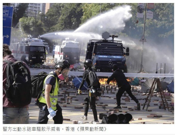 11.17 香港-理工大學現場，香港警方首次出動音波炮，警告