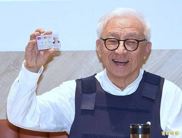 「八不居士」曹興誠：「不大不小企業家，不多不少收藏家，不高不