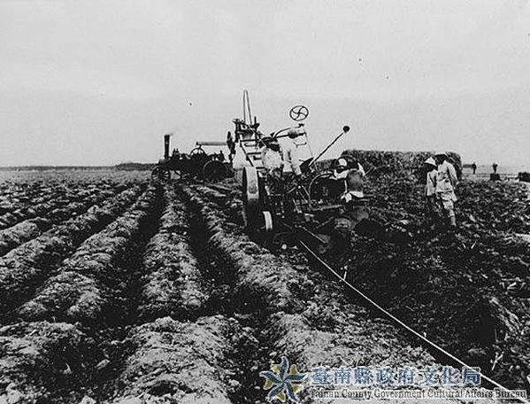 火犁曳引機/火犁仔-農耕曳引機/火犁這種蒸汽犁1937年時，