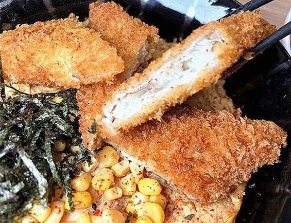 三重美食｜【丼品香】咖哩飯專賣店，價位平實，咖哩飯，免費續飯