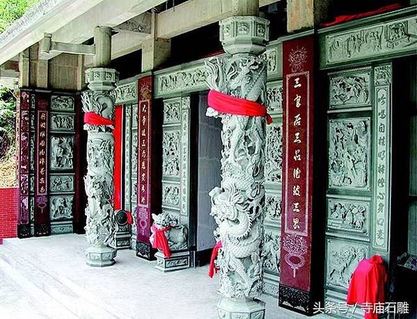 龍柱又稱「蟒柱」或「蟠龍柱」/龍柱一柱上作雙龍，稱為「天翻地