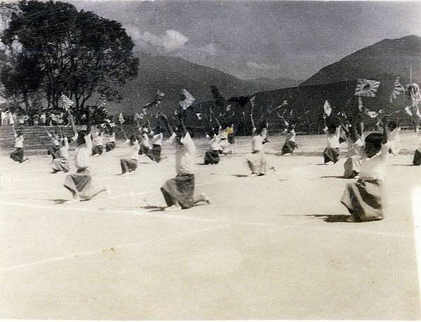 很難想像台北中山堂以前掛過這三面旗子1940年9月27日「德