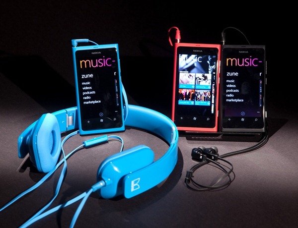 Nokia Lumia 800 (Mix Radio) with Nokia Purity HD Stereo Headset by Monster and Nokia Purity Stereo Headset by Monster (Black)