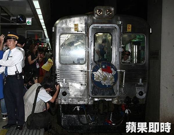 台鐵DR2700型柴油客車光華號「白鐵仔」，在1966年民國