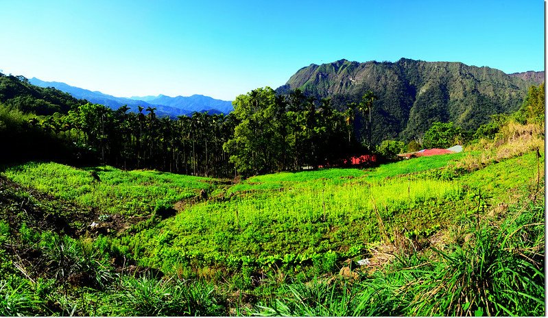 勃子山登山口南望群山 1