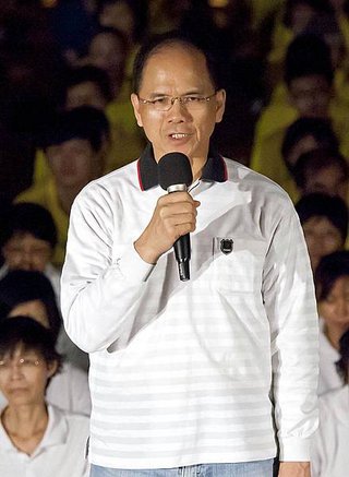 2012-7-24-minghui-falun-gong-taibeicandle-05