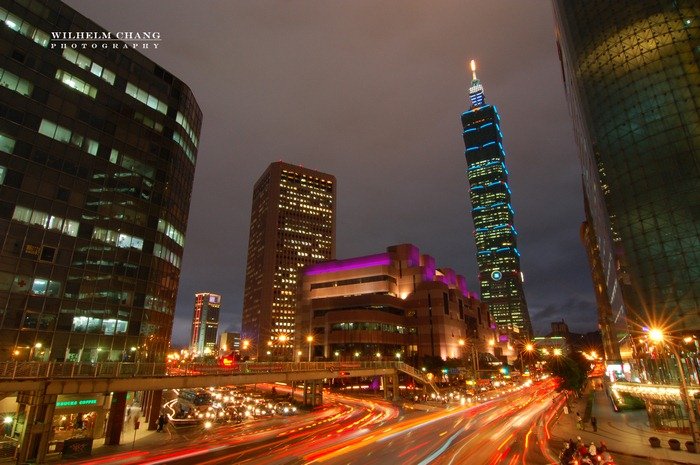 台北市基隆信義路口夜景