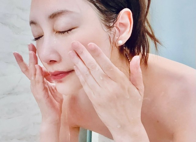 【胺基酸洗面乳推薦】女子NVZI雛菊花萃開箱｜彈潤原生肌從洗