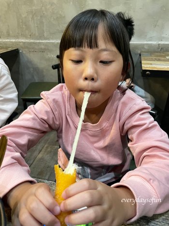 金黃酥脆的外皮，包裹著會牽絲的奶香乳酪