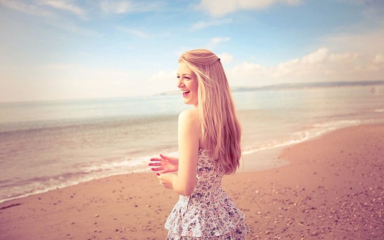 Happy-blonde-girl-skirt-beach-sea-summer淚溝.jpg