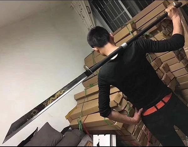 偃月朴刀/青龍偃月刀《三國演義》中，劉備的二弟關羽所使用的兵