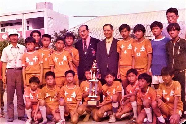鄭為元（後排右五）與李惠堂南下關照十全國小足隊合影。.jpg