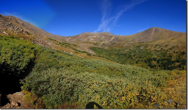 On the trail to Silver Dollar Lake, looking towards Square Top (left) 、Argentine(mid) and Wilcox (right)