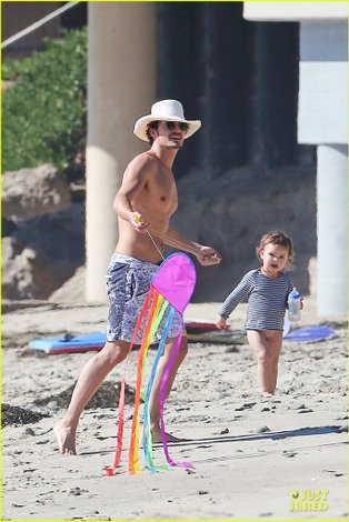 miranda-kerr-orlando-bloom-kite-flying-with-flynn-05