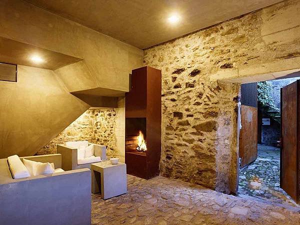 543dd609c07a802a69000259_stone-house-transformation-in-scaiano-wespi-de-meuron-romeo-architects_1430_cf030986-1000x749