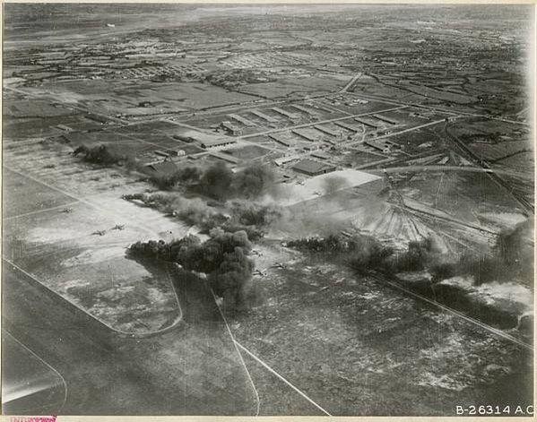 1943年11月25日美國第十四航空隊轟炸新竹飛行場，是太平洋戰爭後，盟軍第一次對臺的轟炸行動。中央研究院美國空軍歷史研究部AFHRA徵集成果-1024x805