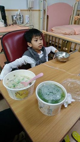 20191219 今天恢復得好些，下床吃飯.JPG
