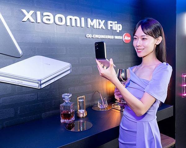 04. Xiaomi MIX Flip 延續與徠卡的深度合作，為行動攝影帶來革命性創新，主鏡頭採用徠卡 Summilux 專業光學鏡頭與光影獵人 800 高動態感光元件，能捕捉到細節豐富、畫質精細的照片。