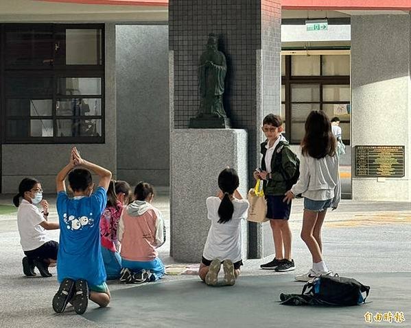 日本祭孔/日本也開始築建孔廟，較有名的有以下幾座。琉球那霸市