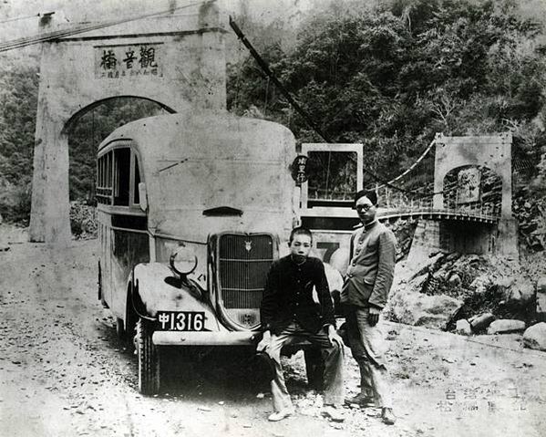 圖為約昭和12年(1937)，「裏南投道路」開通，擁有經營權的臺中輕鐵株式會社往埔里行的乘合自動車(客運車)運轉手_(右一)、車掌陳村堂(左一)在埔里附近的觀音橋(昭和9年(1934)7月竣工)前合影。_圖_陳重濱、埔里影像故事館提供