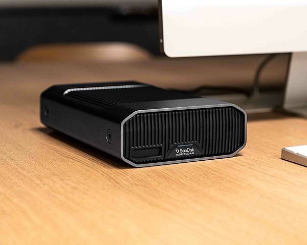 【新聞圖片一】SanDisk Professional G-DRIVE® PROJECT 搭載 Thunderbolt 3 實現多設備連接，穩定高效表現提供專業影像工作流程所需的品質及可靠性
