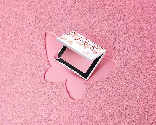 NARS 炫色腮紅 流光蝶羽版 #905 SEX FANTASY 柔霧煙粉 情境圖