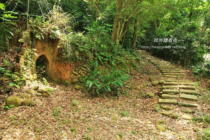 通往茅鄉炭坊旁小徑有個廢棄炭窯，挑炭古道地名由來