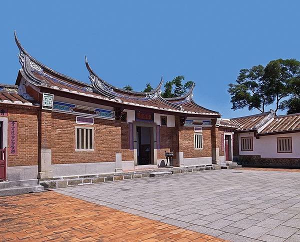 劉氏雙堂屋為新竹縣新埔最龐大的傳統客家建築，坐東北朝西南，原