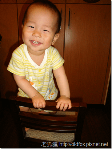 小雍爬到椅子上