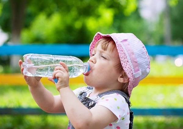 two-year-child-drinks-from-bottle_1398-1504.jpg