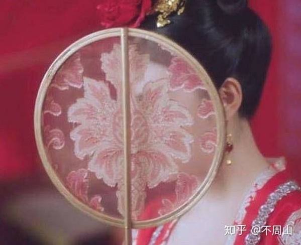 走馬章臺-比喻涉足於風月場所/刀把扇便面扇九華扇/在街上遇見