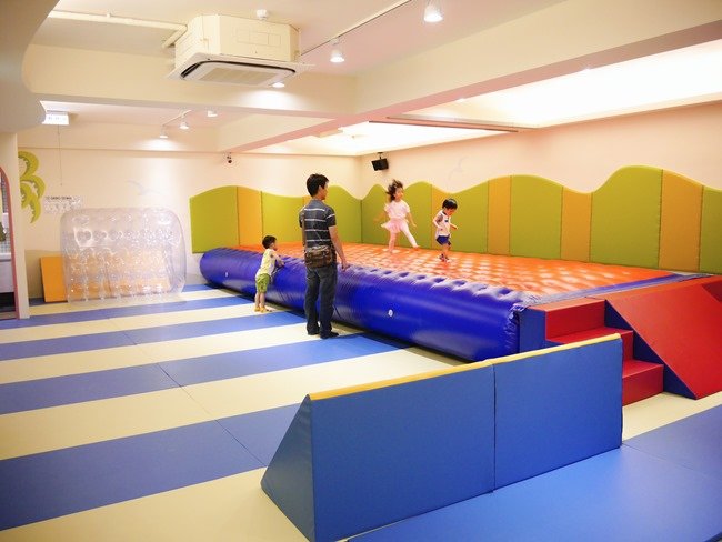 │台北。親子館│幼佑城堡。球池、音磚軌道溜溜球、攀岩、氣墊床、透明人體滾球 多元豐富的新遊樂體驗