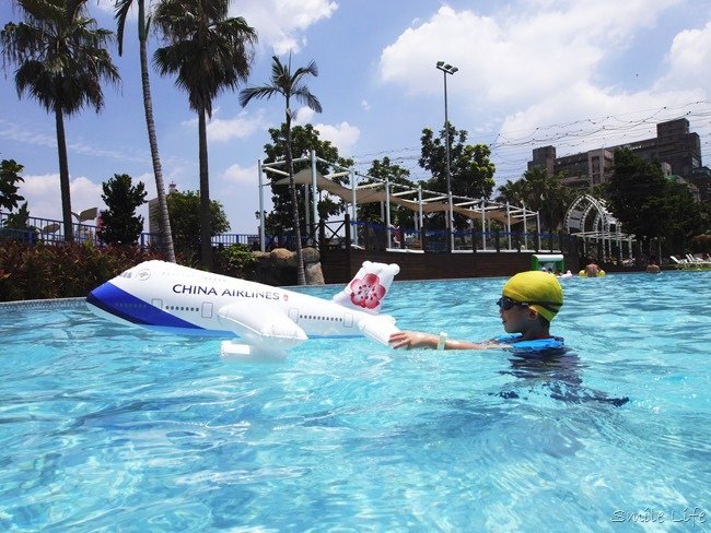 台北公館休閒運動會館「洛德城堡水上樂園」結合健身房、室內泳池、親子遊戲區、電動超跑、戶外多項水上設施、滑水道…