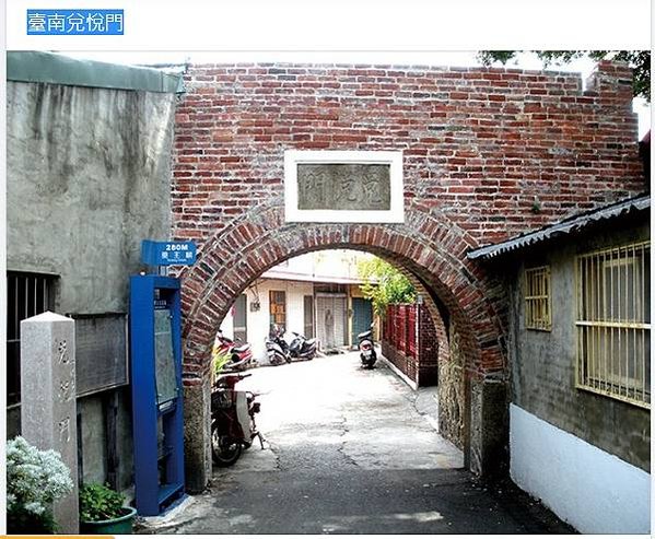 日本時代初期臺南大東門(迎春門)影像數位上色，城門外還可見到