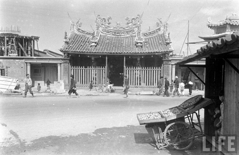 松山慈佑宮_正面__蓋雙塔中_1949_LIFE_Mag_Jack_Birns.jpg