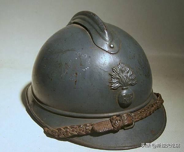 法國亞德里安鋼盔1915年/普魯士軍盔在1842年“尖頂帽”