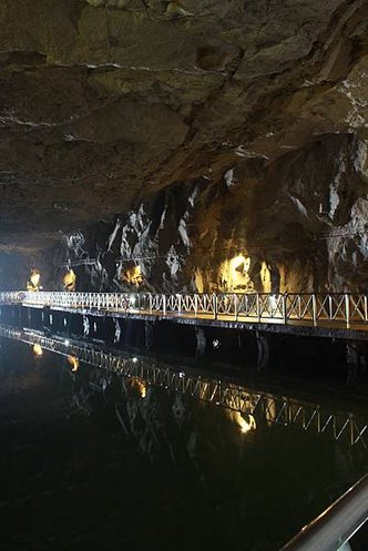 在花崗石里鑿出的運補水道