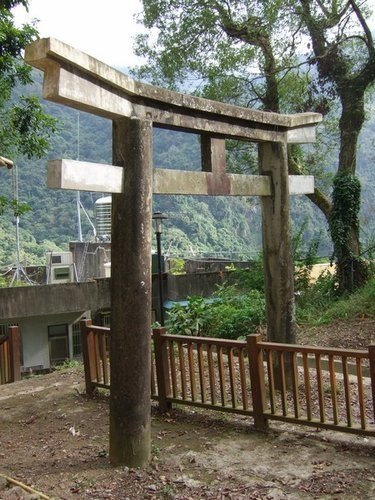 新竹五峰國小紅色鳥居-鳥居步道「十八兒祠」「十八兒」是五峰鄉