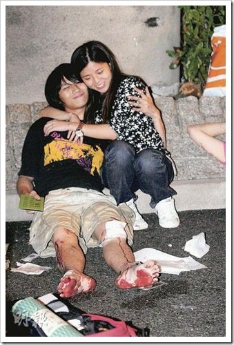 姓張男乘客在車禍發生的千鈞一髮間緊抱女友，女友感激捨身相救，甜絲絲地緊抱愛郎獻上香吻。