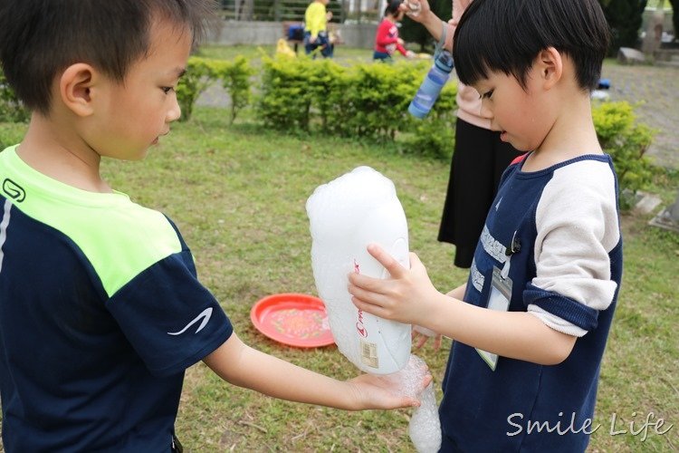 ▌親子活動▌街頭表演「泡泡奇蹟」。療癒系夢幻泡泡派對，陪伴大、小孩童年成長的美麗回憶