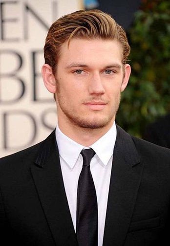 alex-pettyfer-golden-globes-01202011-06-820x1188