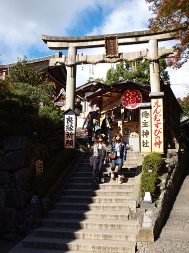這間寺廟最主要就是拜姻緣囉~