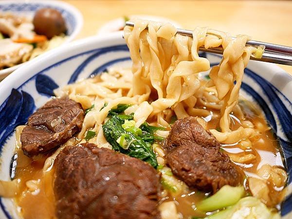 大將屋-台中大里牛肉麵、涼麵，大塊又軟嫩的牛肉超好吃，藥膳湯