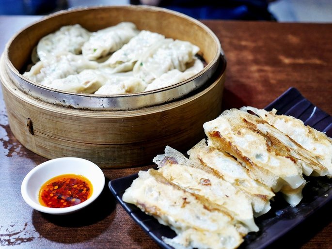 川老頭鍋貼與蒸餃-高雄六合夜市美食，不油膩的鍋貼皮Q又大顆，